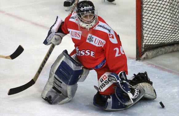 Le gardien de l&#039;equipe suisse de hockey sur glace, Reto Pavoni, lors du match amical de l&#039;Equipe Suisse contre la Slovaquie, ce vendredi 8 fevrier 2001 a Lausanne. (KEYSTONE/Fabrice Coffrini ...