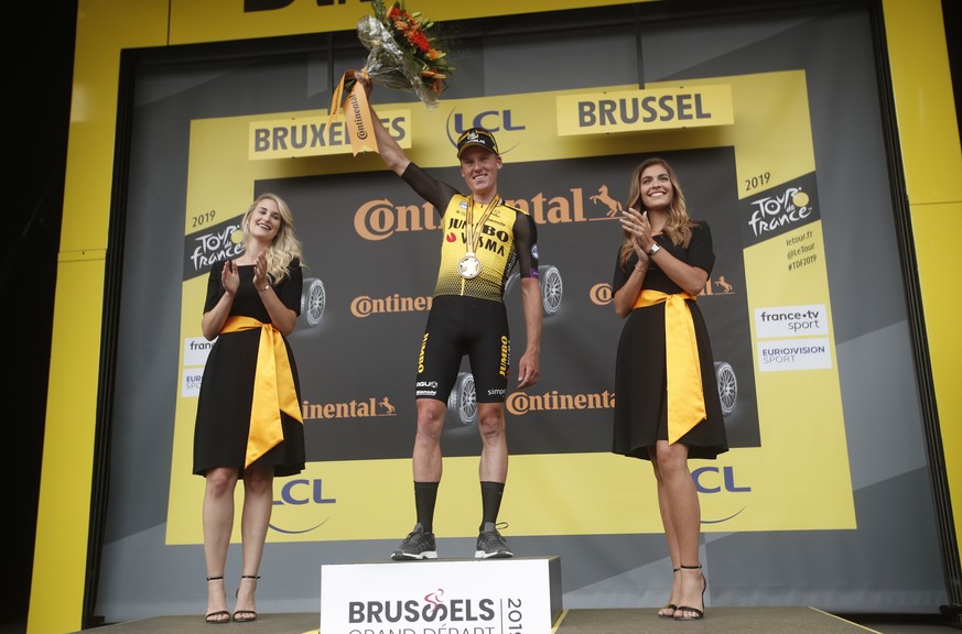 epa07699301 Netherlands&#039; Mike Teunissen of team Jumbo Visma celebrates his win on the podium after the 1st stage of the 106th edition of the Tour de France cycling race over 194.5km around Brusse ...