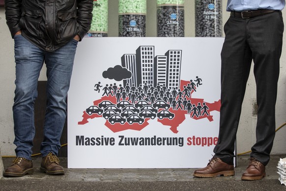 SVP Wahlkampfleiter Adrian Amstutz, rechts, und Oskar Freysinger, Wahlkampfteam lateinische Schweiz, links, stehen vor einem Plakat mit der Aufschrift &quot;Massive Zuwanderung stoppen&quot;, beim Wah ...