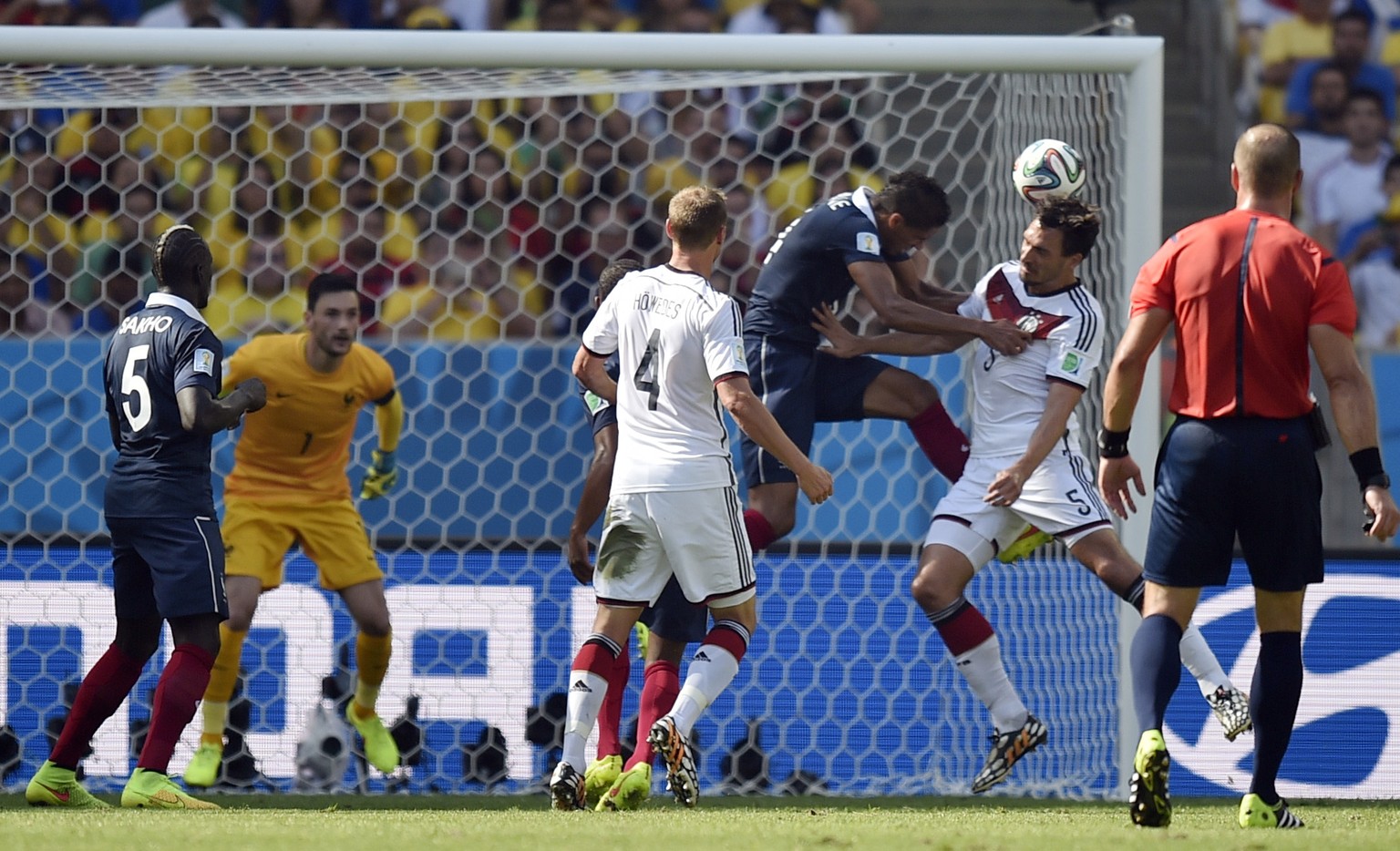 Mats Hummels trifft in der 12. Minute zur 1:0-Führung für Deutschland.
