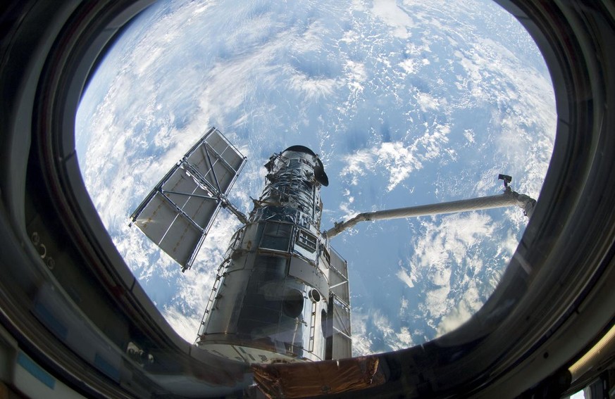 This photo provided Thursday, May 14, 2009 by NASA shows the Hubble Space Telescope following the grapple of the observatory by the shuttle&#039;s remote manipulator system Wednesday, May 13, 2009. (A ...
