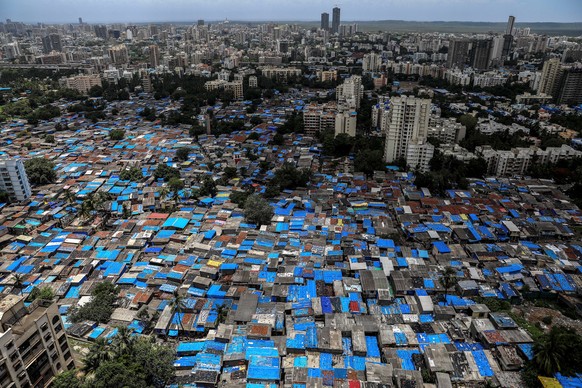 epaselect epa08505916 A general view of the slums in Kajupada area, a COVID-19 hotspot, in Mumbai, India, 24 June 2020. According to media reports, the Indian government has eased some coronavirus rel ...