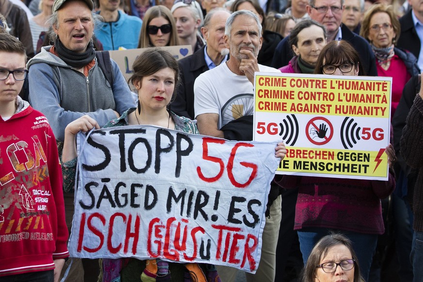 Demonstranten protestieren gegen den Ausbau des 5G-Netzes, bei der nationalen Kundgebung &quot;Stop 5G&quot;, am Freitag, 10. Mai 2019 in Bern. (KEYSTONE/Peter Klaunzer)