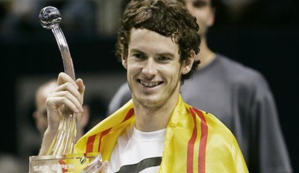 Das beste Stück des Mannes, hier in der Hand von Andy Murray. Humor hat der Schotte. Pokal: ATP-Turnier in San José.