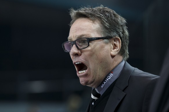 Geneve-Servette&#039;s Head coach Chris McSorley talks to his players, during the second leg of the playoffs quarterfinals game of National League Swiss Championship between Geneve-Servette HC and SC  ...