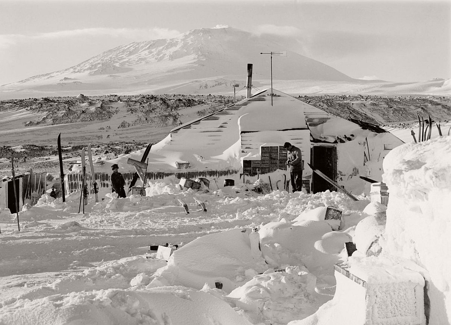 Im Rücken des Winterquartiers ragt der 3794 Meter hohe Mount Erebus hervor – der südlichste aktive Vulkan der Erde. Scott bricht mit seiner Abteilung am 1. November 1911 zum Südpol auf.