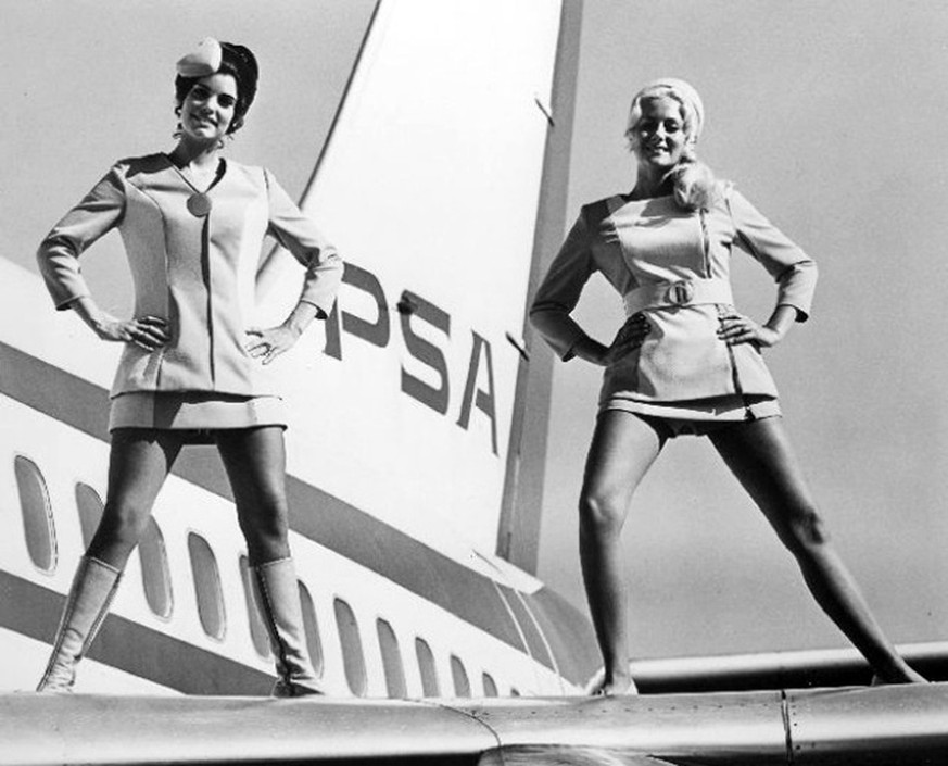 psa pacific southwest airlines stewardess flight attendants flugbegleiterin retro vintage fliegen http://www.vintag.es/2015/06/lovely-pacific-southwest-airlines.html