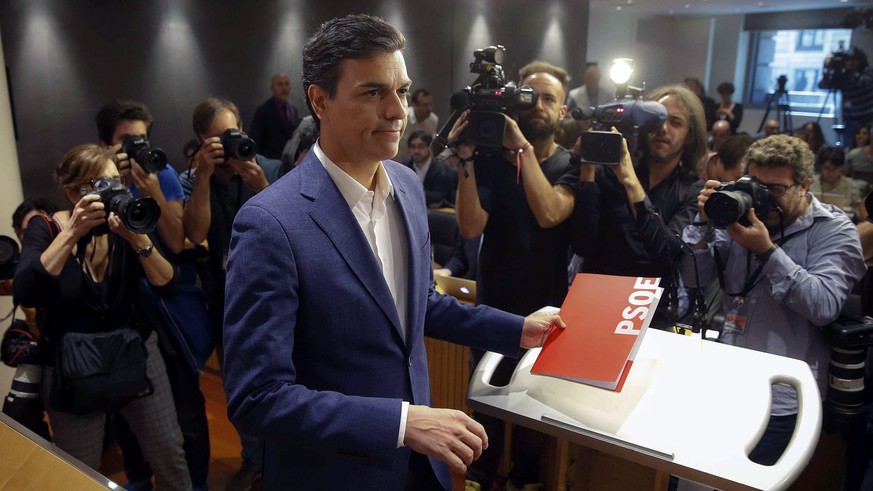 epa05608185 Former PSOE leader Pedro Sanchez (C) arrives to give a press conference before he resigns his certificate of election at the Lower House in Madrid, central Spain, 29 October 2016. Sanchez  ...