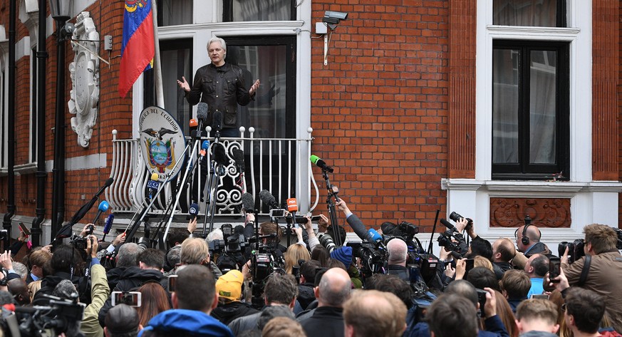 epa05974926 Wikileaks founder Julian Assange speaks to reporters on the balcony of the Ecuadorian Embassy in London, Britain, 19 May 2017. According to a statement by the Swedish prosecutor&#039;s off ...