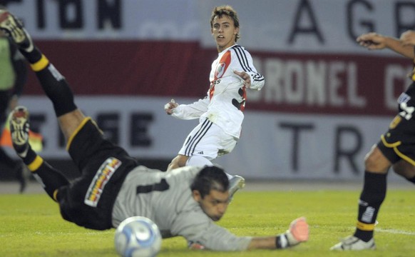 River Plate&#039;s Diego Buonanotte, center, scores during an Argentina&#039;s league soccer game against Olimpo de Bahia Blanca in Buenos Aires, Sunday, June 8, 2008. River Plate won the match 2-1 to ...