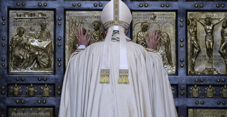 Nach 15 Jahren öffnet Papst Franziskus die Heilige Pforte des Petersdoms.