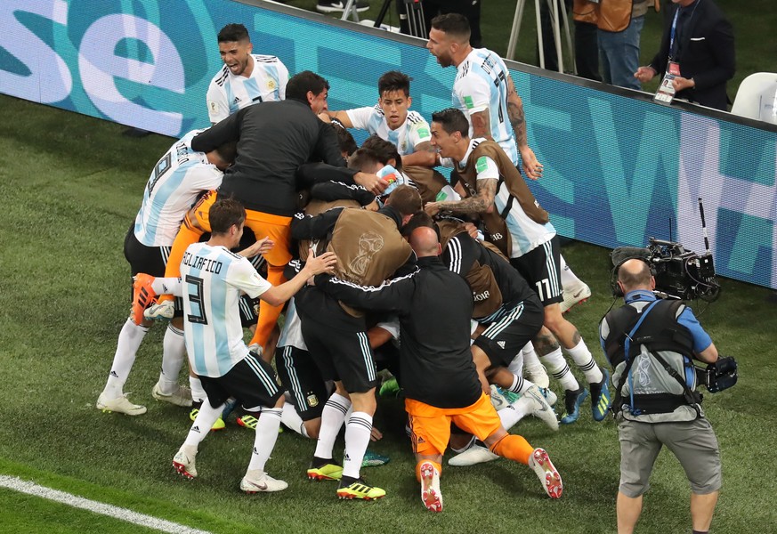 epa06842854 Players of Argentina celebrate the 2-1 lead during the FIFA World Cup 2018 group D preliminary round soccer match between Nigeria and Argentina in St.Petersburg, Russia, 26 June 2018.

( ...