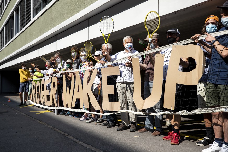 In Zürich demonstrierten Vertreterinnen und Vertreter der Koalition «Roger Wake Up Now» vor dem Sitz der Roger Federer Foundation.