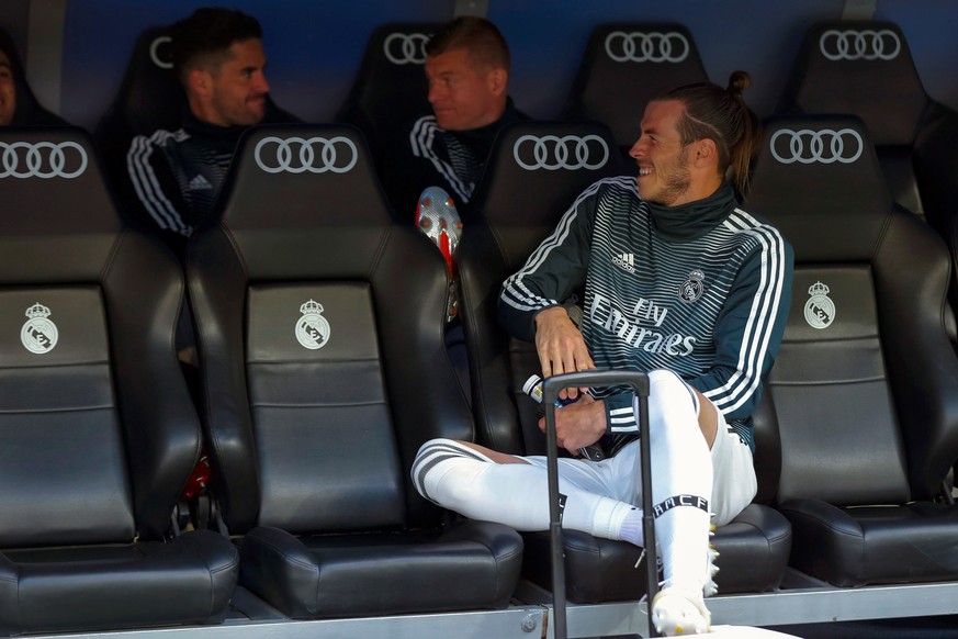 epa07583845 Real Madrid&#039;s Welsh forward Gareth Bale (R), German midfielder Toni Kroos (R, rear) and Spanish Francisco Alarcon &#039;Isco&#039; react on the bench during their Spanish LaLiga socce ...