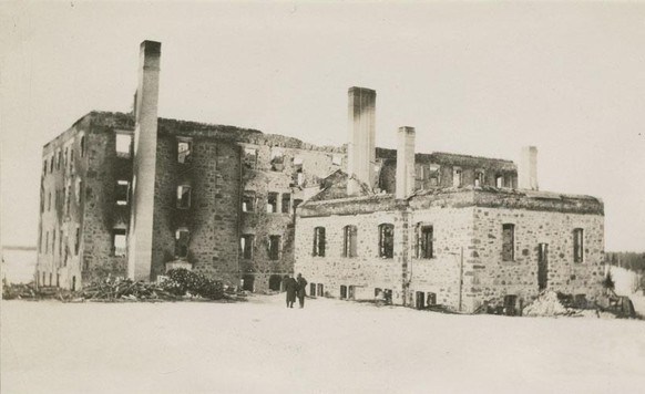 Das verbrannte Steingebäude der Cross Lake Indian Residential School, Provinz Manitoba, 1930.
