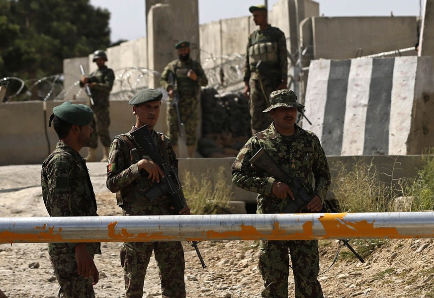 Soldaten der Afghan National Army (ANA) bewachen den Eingang zum Camp Qargha.