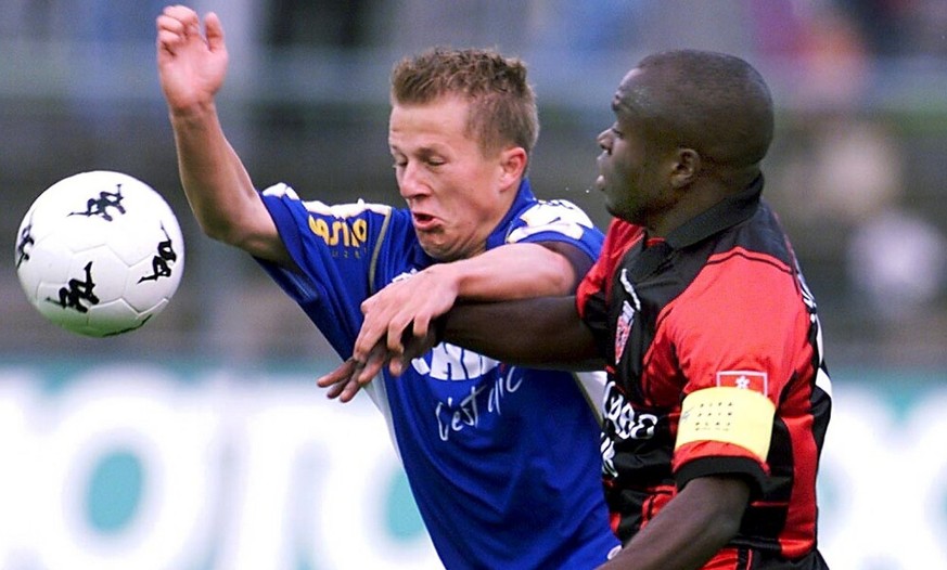 1999 bis 2001: Seine ersten Spiele als Profi bestreitet Christoph Spycher erst als 21-Jähriger für den&nbsp;FC Luzern,&nbsp;hier im Zweikampf mit Xamax' Augustine Simo.