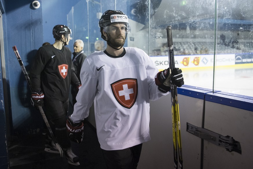 Switzerland&#039;s Dominik Schlumpf arrives during a training session during the Ice Hockey World Championship at the Accor Hotels Atena in Paris, France on Friday, May 5, 2017. (KEYSTONE/Peter Schnei ...