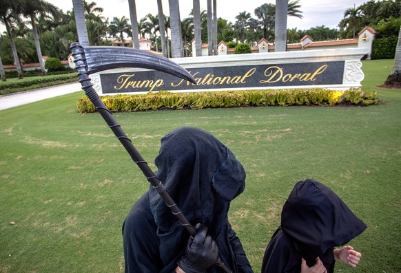 epaselect epa08499294 Florida Lawyer Daniel W. Uhlfelder (L) stands next to his daughter Daisy (9), dressed as the Grim Reaper in front of the entrance of the Trump National Doral Golf Resort in Doral ...
