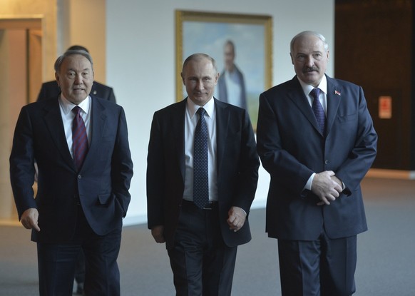 Eigentlich gilt Alexander Lukaschenko (Rechts im Bild) als zuverlässiger Mitstreiter von Vladimir Putin (Mitte).