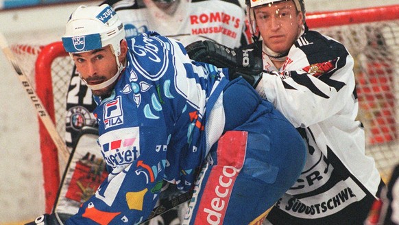 Der Zuger Misko Antisin (links) lauert im Spiel Rapperswil-Jona gegen EV Zug am 24. Januar 1998 in Rapperswil streng bewacht vom gegnerischen Marc Weber (rechts) vor dem Tor von Hueter Claudio Bayer ( ...