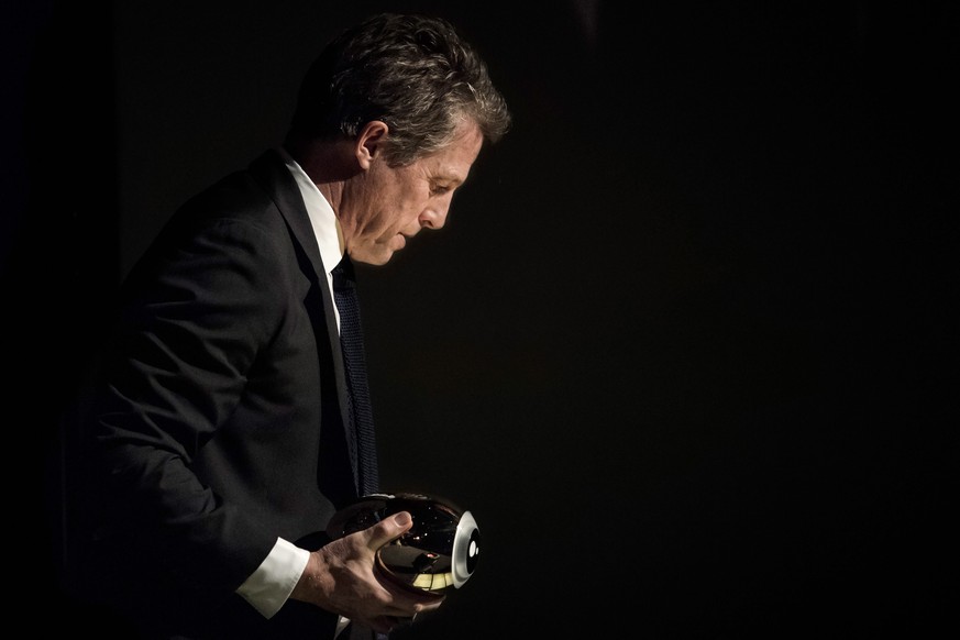 epaselect epa05559039 British actor Hugh Grant holds his &#039;Lifetime Achievement Award&#039; during the 12th annual Zurich Film Festival, in Zurich, Switzerland, 27 September 2016. The festival run ...