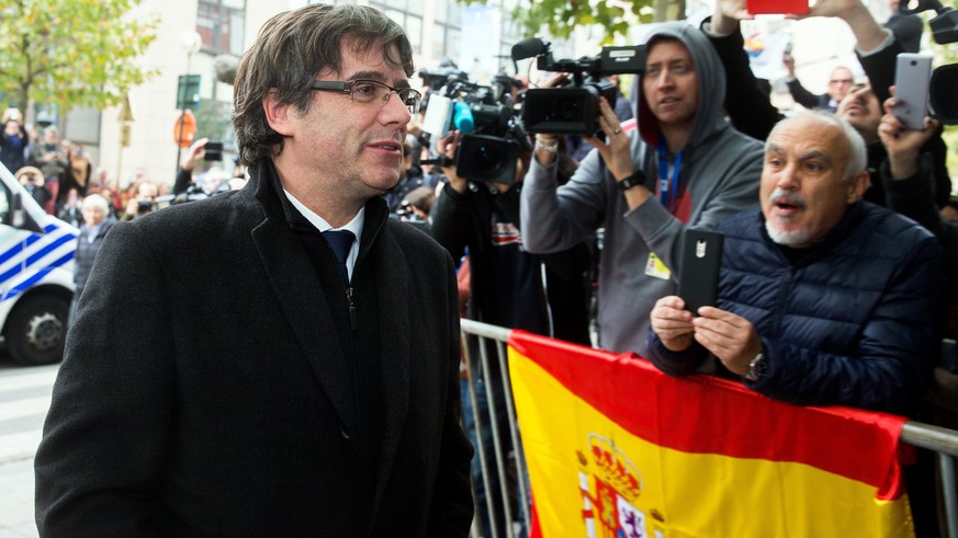 epaselect epa06299406 Dismissed Catalonian regional President Carles Puigdemont (L) arrives at the press club ahead of his press conference at the Press Club in Brussels, Belgium, 31 October 2017. Cat ...