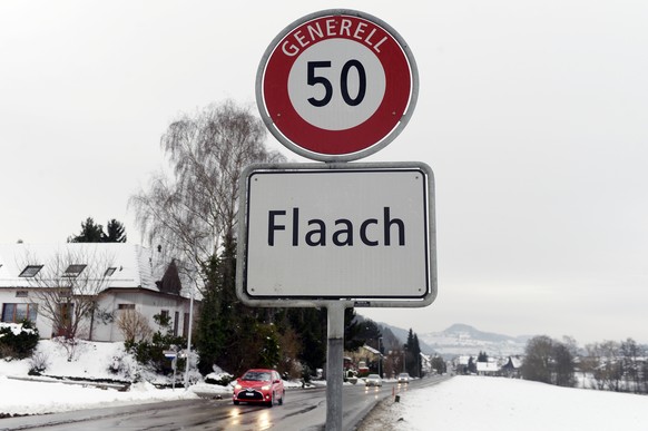 Ortsschild Flaach (ZH) am Freitag, 2. Januar 2015. In Flaach im zuercherischen Weinland sind am Neujahrstag zwei Kinder im Alter von zwei und fuenf Jahren getoetet worden. Die 27-jaehrige Mutter wurde ...