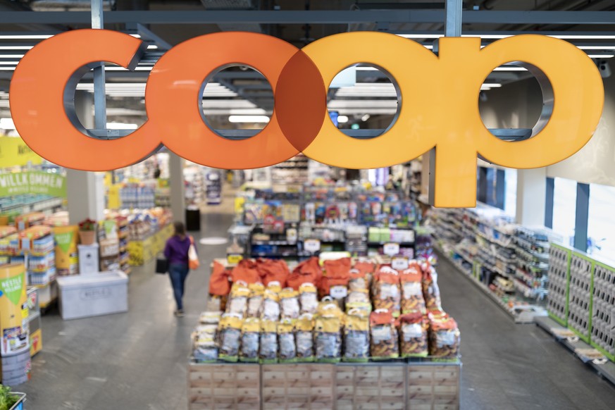 ARCHIV - ZU DEN JAHRESZAHLEN VON COOP -- The logo of retailer Coop at the Coop branch in the shopping center Seewen Markt in Seewen, Canton of Schwyz, Switzerland, on May 15, 2018. (KEYSTONE/Gaetan Ba ...