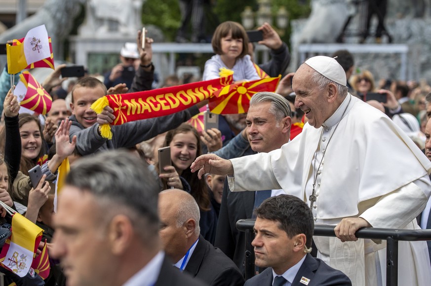 epa07552966 Faithful welcome Pope Francis in &#039;Square Macedonia&#039; in Skopje, North Macedonia, 07 May 2019. Pope Francis is visiting North Macedonia on 07 May 2019 his 29th Apostolic Journey ab ...