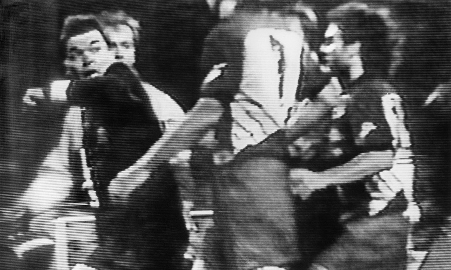 Schiedsrichter Bruno Kloetzli (links) wird waehrend des NLA Spiels zwischen dem FC Sion und dem FC Wettingen von Wettingern Spielern angegriffen, aufgenommen am 7. Oktober 1989 in Sion. (Keystone/Str)