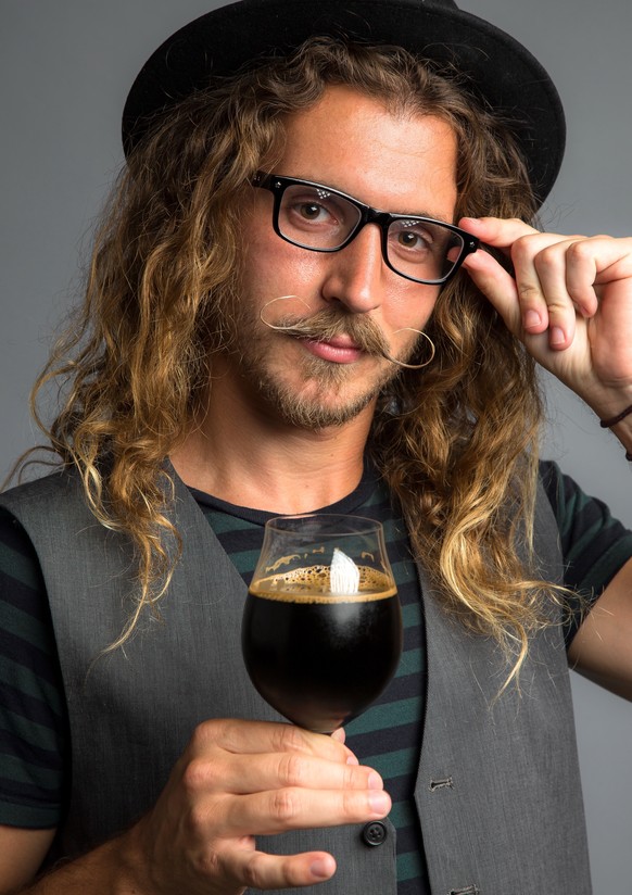 hipster bier sommelier connaisseur experte kenner snob ale stout beer craft IPA microbrewery alkohol trinken