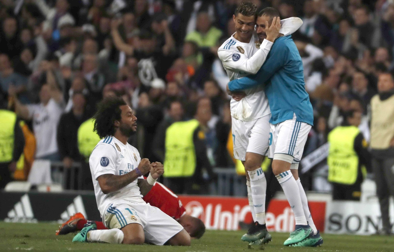 epa06705433 Real Madrid&#039;s Marcelo (L), Cristiano Ronaldo (C) and Karim Benzema (R) celebrate after the UEFA Champions League semi finals second leg match between Real Madrid and Bayern Munich at  ...