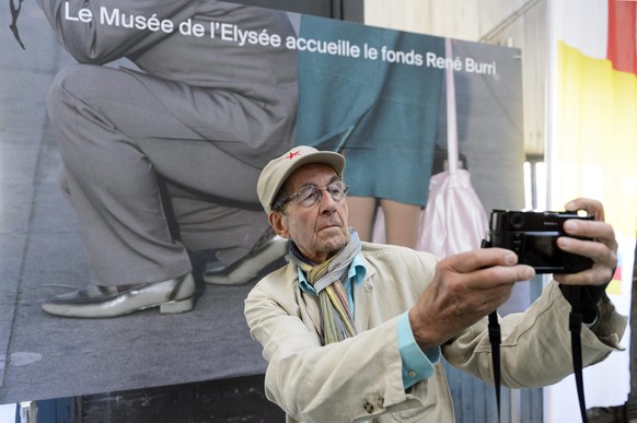 Der Schweizer Fotograf René Burri (1933-2014), der einst Che Guevara fotografierte,&nbsp;mit seiner Leica.