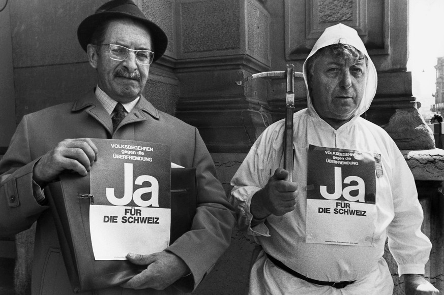 Zwei Befürworter der 2. Überfremdungsinitiative werben 1970 für ein Ja.