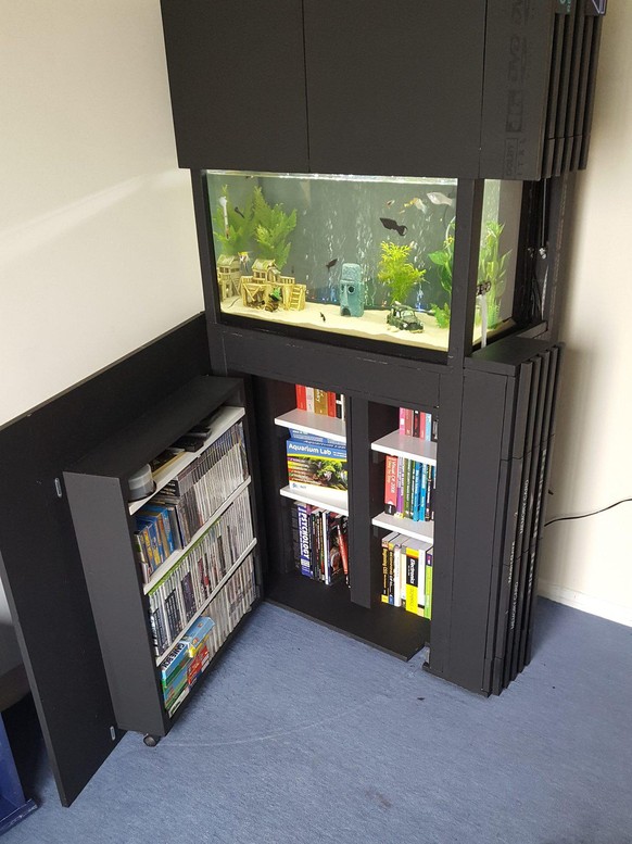 Das PS2-Aquarium beherbergt praktischerweise auch gleich die Game-Sammlung.