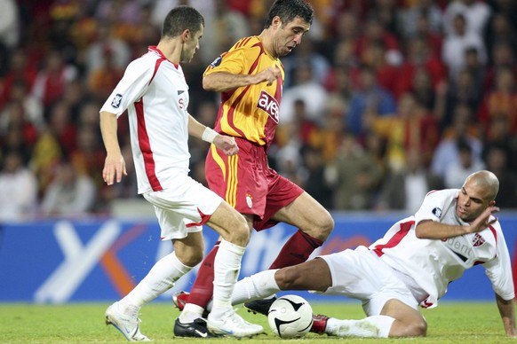Sion&#039;s Adel Cheldi, left, and Kali, right, fight for the ball with Galatasaray&#039;s Hakan Sukur, center, during their UEFA Cup first qualifying round, first leg match between Switzerland&#039;s ...