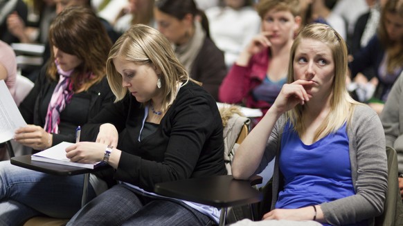 Students in a lecture hall at the Institute of Exercise and Health Sciences ISSW at the University of Basel in Basel, Switzerland, pictured on May 3, 2011. (KEYSTONE/Martin Ruetschi)

Studenten in ein ...