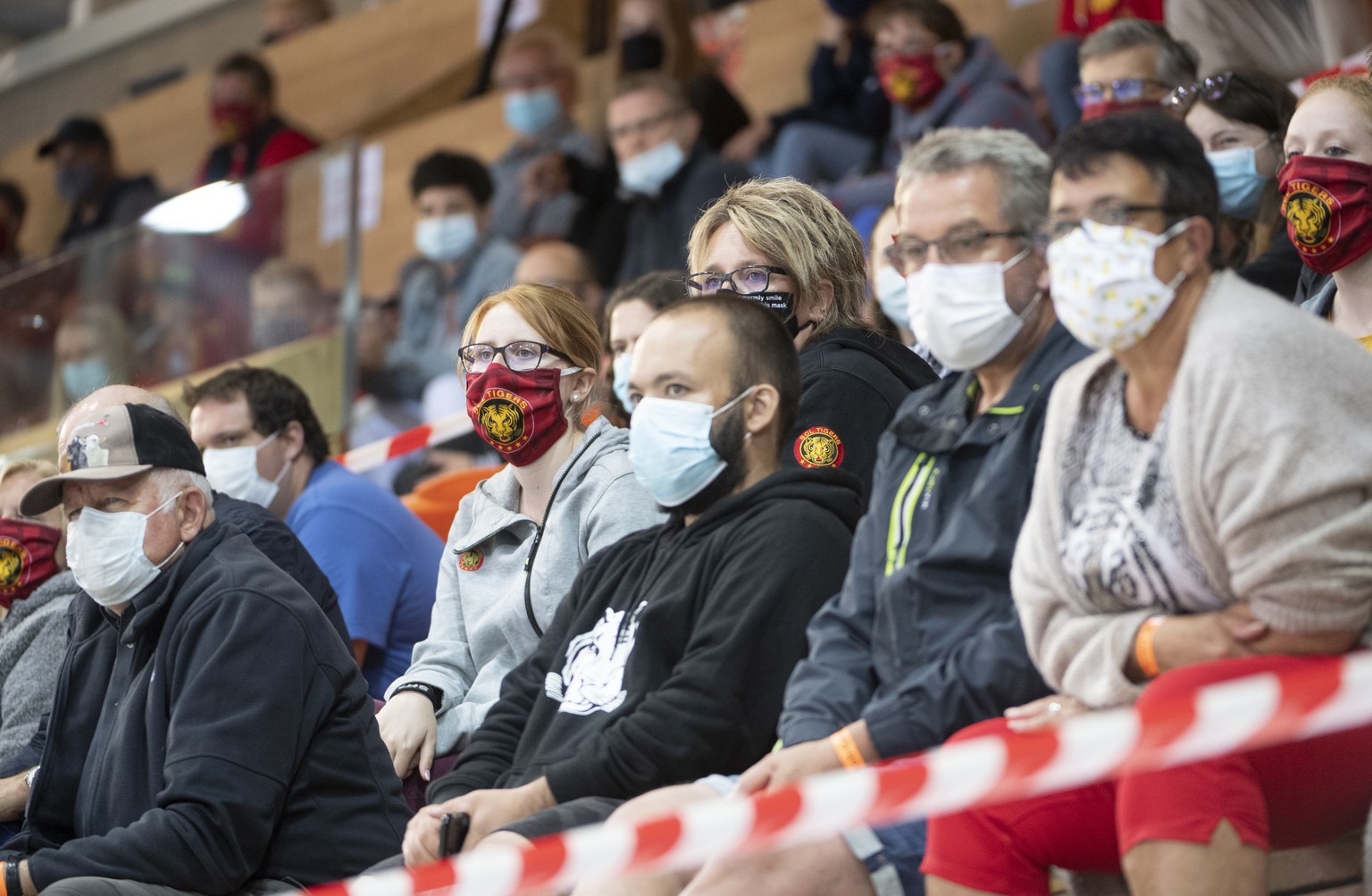 400 Zuschauer nur mit Masken, waehrend einem Vorbereitungsspiel zwischen den SCL Tigers und dem EHC Olten am Freitag, 14. August 2020, im Ilfisstadion in Langnau. (KEYSTONE/Marcel Bieri)