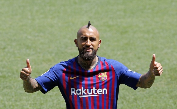Barcelona&#039;s new signing Chilean soccer player Arturo Vidal gestures during his official presentation at the Camp Nou stadium in Barcelona, Spain, Monday, Aug. 6, 2018. (AP Photo/Manu Fernandez)