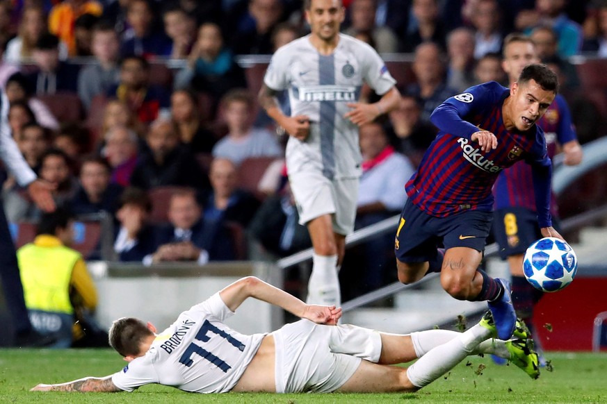 epa07117564 FC Barcelona&#039;s midfielder Philippe Coutinho (R) and Internazionale&#039;s midfielder Brozovic (L) vie for the ball during the UEFA Champions League group B soccer match between FC Bar ...