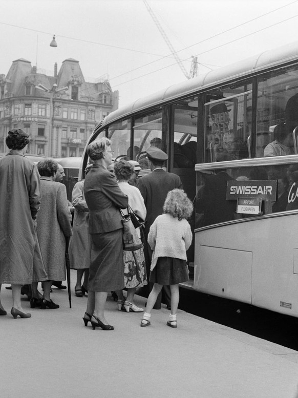 Der Swissair Shuttlebus zum Flughafen vor dem Hauptbahnhof Zuerich, aufgenommen am 24. Mai 1956. (KEYSTONE/PHOTOPRESS-ARCHIV/Bischofberger)