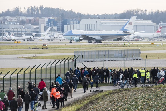 epa06472902 Air Force One carrying US President Donald Trump lands at Zurich Airport, Switzerland, 25 January 2018. Trump travels to the World Economic Forum in Davos. EPA/ENNIO LEANZA