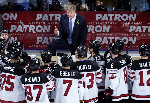 epa06745303 Head coach of Canada Bill Peters during the IIHF World Championship quarter final ice hockey match between Russia and Canada at Royal Arena in Copenhagen, Denmark, 17 May 2018. EPA/LISELOT ...