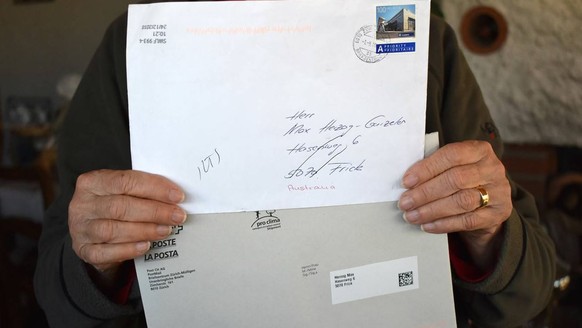 Max Herzog zeigt die beiden Briefe; der obere enthält den Mietvertrag.