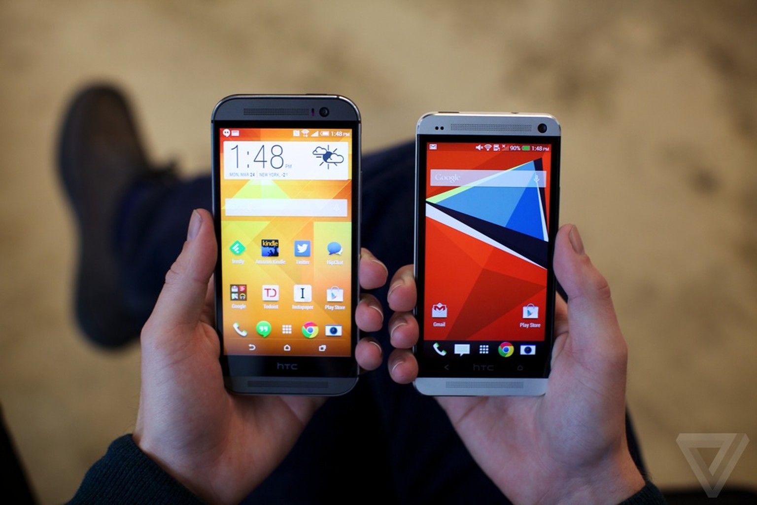 Links das neue HTC One und daneben das letztjährige Modell.