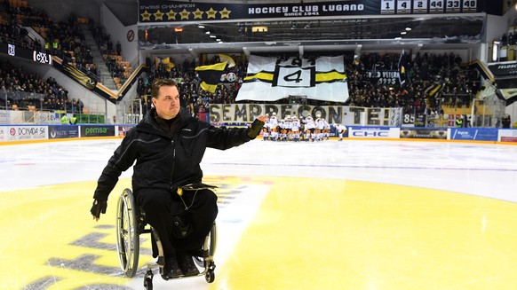 Ex Lugano and Zug player Pat Schafhauser is honored on ice before the preliminary round game of National League A (NLA) Swiss Championship 2016/17 between HC Lugano and EV Zug, at the ice stadium Rese ...