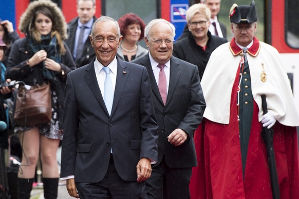 epa05588995 Marcelo Rebelo de Sousa, President of Portugal (L) and Johann Schneider-Ammann, President of the Swiss Confederation, arrive in Kehrsatz, Bern, Switzerland, 17 October 2016. Marcelo Rebelo ...