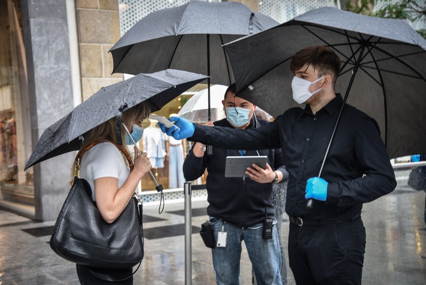 epa08464506 People are checked in front of the Apple Store in Piazza Liberty in Milan, Italy, amid phase two of Coronavirus lockdown, 04 June 2020. EPA/MATTEO CORNER