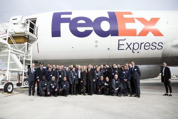 epa05590120 CEO and President of Fedex Express David Bronczek (C-R) and US ambassador to France Jane Hartley (C-L) pose with French FedEx workers after the presentation of the future extension of the  ...